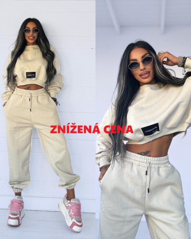 Super pohodlný kúsok🥰 ktorý môžete využiť aj do chladnejšieho počasia👍Moderná dvojdielna tepláková súprava s nápisom...