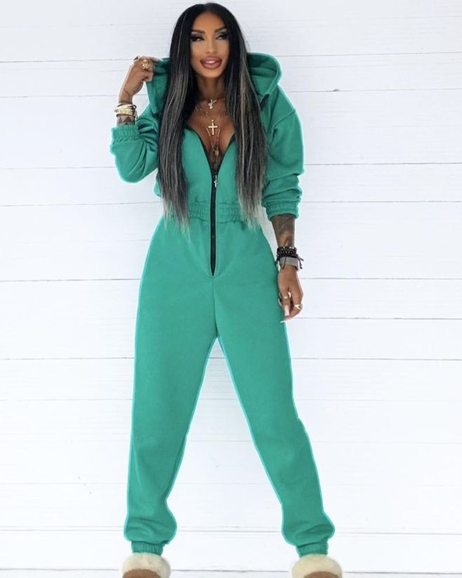 Krásny smaragdový overal💚 ušitý z hrubej bavlny ideálny do tohto chladného počasia❄️🌨️ Overal nájdeš teraz v AKCII za 75€🥰...