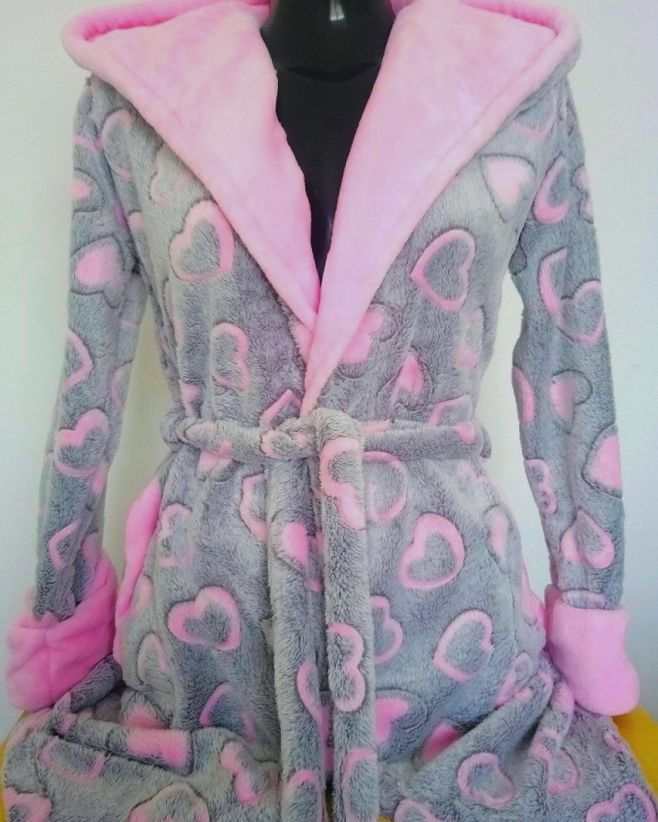 Skvelý darček🙂pod stromček🎄😍 pre seba alebo svojich blízkych. Huňatý teplý dámsky župan🥰 s kapucňou vyrobený z príjemného...