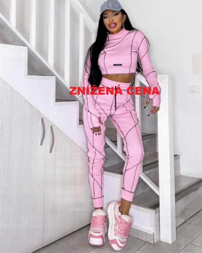 Oblečte sa štýlovo😉 a pohodlne👍 Svetlo ružový prešívaný komplet 🩷so zaväzovaním na šnúrku teraz v akciovej cene 69€😘...